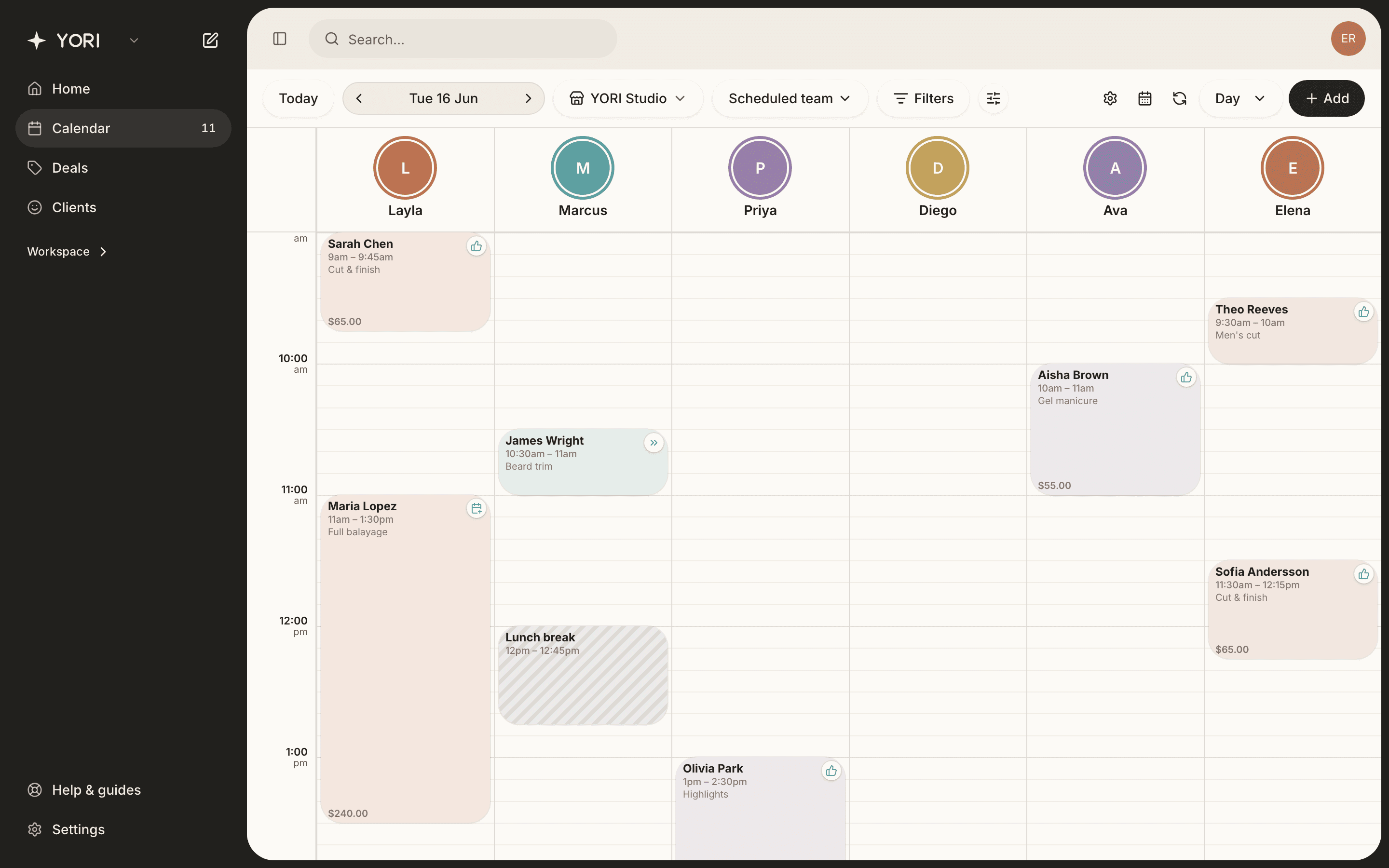 The appointment panel shows the client, services and quick-contact buttons.